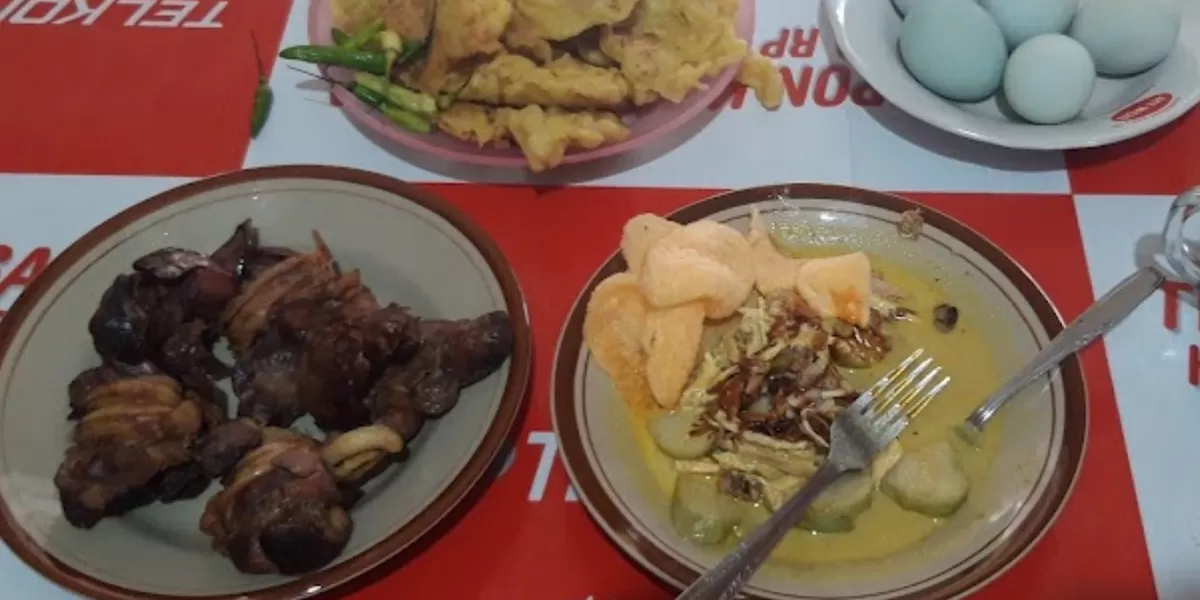 Lontong Opor & Bubur Ayam Pak Mul: Santapan Pagi yang Bikin Hari Cerah di Cilacap